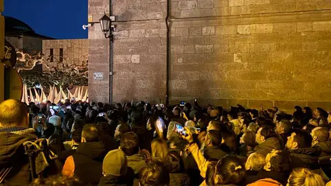 personas con los m&oacute;viles viendo una procesi&oacute;n en Zamora
