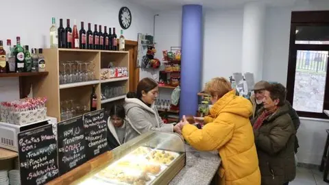 Imagen de archivo de una familia en un pueblo de Salamanca