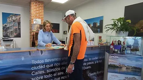 Estrella Torrecilla atendiendo a un turista llegado de Alicante