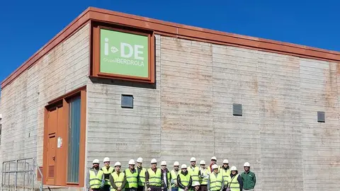 Grande junto a los alumnos en una de las subestaciones