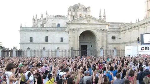 Momento en que los zamoranos alzaban sus varitas. Foto Jenny S&aacute;nche