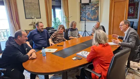 trabajadores de correos con &Aacute;ngel Blanco