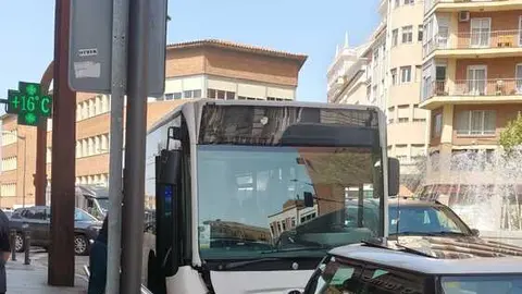 Autob&uacute;s tras chocar contra la valla de seguridad en Avenida de Portugal
