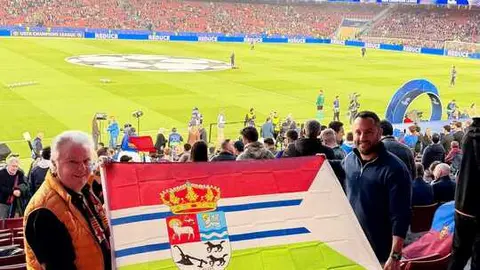 Carlos y Adolfo llevan la bandera de Coomonte al Camp Nou en partido de Champions. IMAGEN RRSS