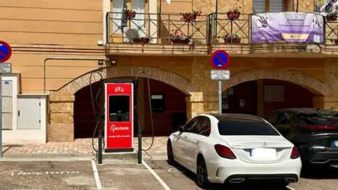 plaza de recarga el&eacute;ctrica El Perdig&oacute;n