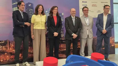 La ministra de Sanidad, M&oacute;nica Garc&iacute;a, junto a otros participantes en el 29&ordm; Congreso Nacional de Optometr&iacute;a, Contactolog&iacute;a y &Oacute;ptica Oft&aacute;lmica 'OPTOM 2026'