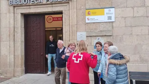 Personas Mayores del programa de Cruz Roja en la Biblioteca P&uacute;blica de Zamora
