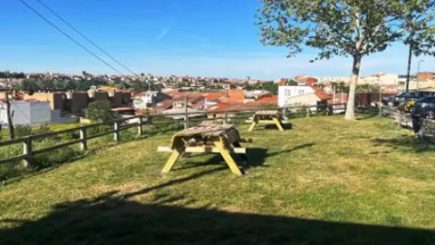 Mobiliario urbano en zonas ajardinadas de Zamora. Imagen de archivo