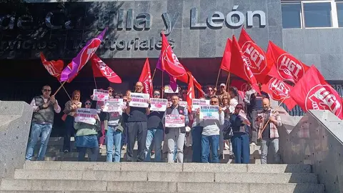 Concentraci&oacute;n de UGT frente a las puertas de Nuevos Ministerios en Zamora