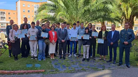 Foto de familia tras la entrega de diplomas
