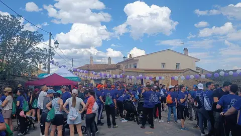 Participantes antes de la salida de la caminata, reunidos en la plaza de Castro de Alca&ntilde;ices