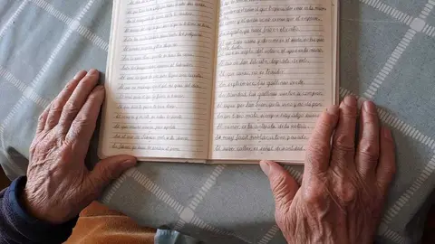 Gregorio hojea el cuaderno de refranes