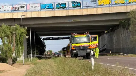 ca&iacute;da de la barrera de protecci&oacute;n de hormig&oacute;n y barandilla