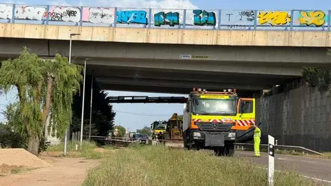 ca&iacute;da de la barrera de protecci&oacute;n de hormig&oacute;n y barandilla_3