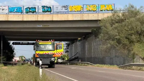 ca&iacute;da de la barrera de protecci&oacute;n de hormig&oacute;n y barandilla_2