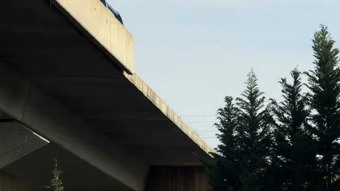 ca&iacute;da de la barrera de protecci&oacute;n de hormig&oacute;n y barandilla_5