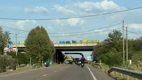 ca&iacute;da de la barrera de protecci&oacute;n de hormig&oacute;n y barandilla_4