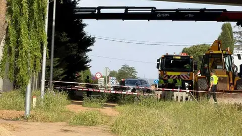 ca&iacute;da de la barrera de protecci&oacute;n de hormig&oacute;n y barandilla_7