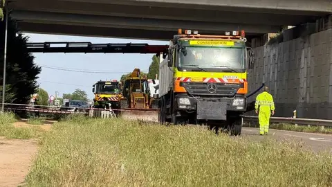 ca&iacute;da de la barrera de protecci&oacute;n de hormig&oacute;n y barandilla_6