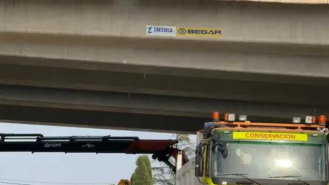 ca&iacute;da de la barrera de protecci&oacute;n de hormig&oacute;n y barandilla_8