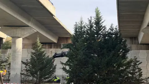 ca&iacute;da de la barrera de protecci&oacute;n de hormig&oacute;n y barandilla_9