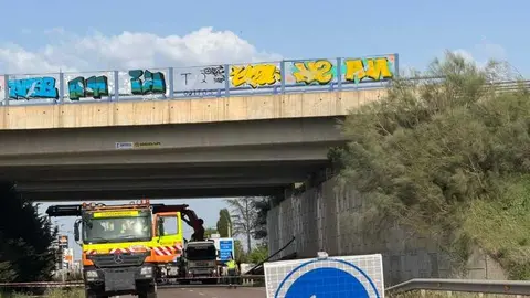 ca&iacute;da de la barrera de protecci&oacute;n de hormig&oacute;n y barandilla_10