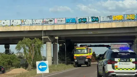 ca&iacute;da de la barrera de protecci&oacute;n de hormig&oacute;n y barandilla_11