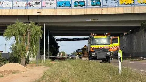 ca&iacute;da de la barrera de protecci&oacute;n de hormig&oacute;n y barandilla_12