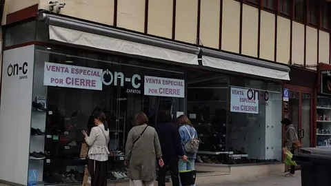 Anuncio de cierre en la zapater&iacute;a