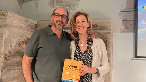 Los autores posan con su libro en la Biblioteca P&uacute;blica