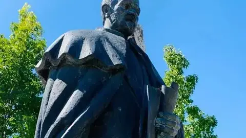 Escultura en homenaje a Le&oacute;n Felipe en T&aacute;bara