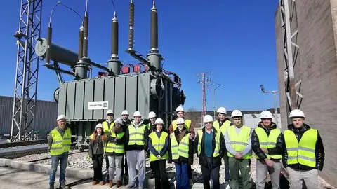 Alumnos UBU junto a un transformador de la ST Vill&iacute;mar
