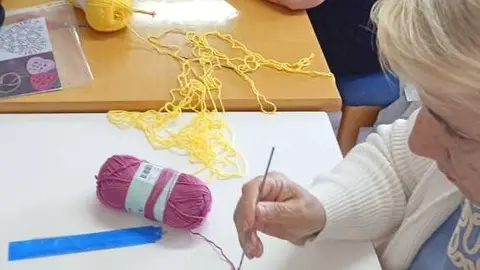 Taller crochet programa Voces en Red- imagen Cruz Roja Zamora