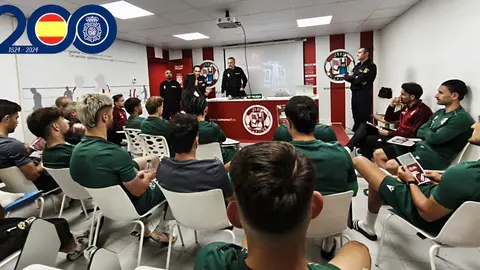La Polic&iacute;a Nacional durante la charla con el Zamora CF