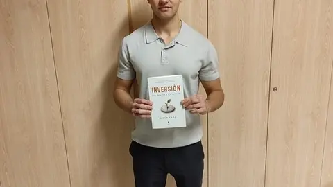 Jes&uacute;s Vara posa con su libro