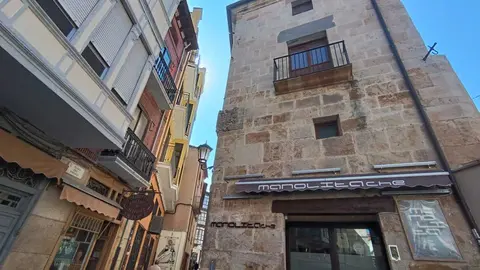 Local de Manolita Che, con escudo de las antiguas carnicer&iacute;as