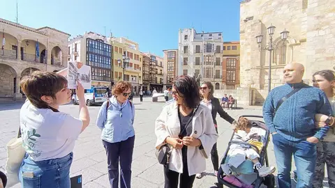 Bea BArrio muestra una foto de la Zamora antigua en la Plaza Mayor