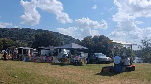Puestos de almendras garrapi&ntilde;adas y juguetes