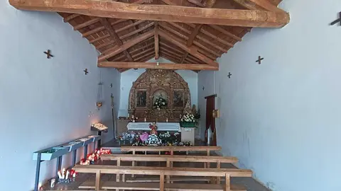 Interior de la ermita con la imagen de la Virgen de la Pedrera