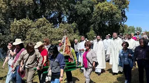 Vecinas portan a la Virgen de la Pedrera