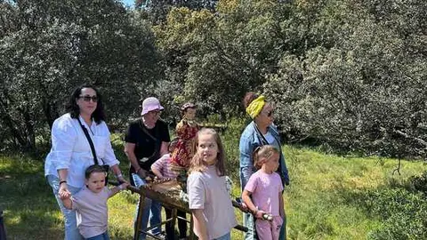 Ni&ntilde;as procesionan con el Ni&ntilde;o de la Bola