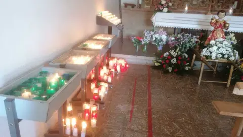 ermita con velas y flores