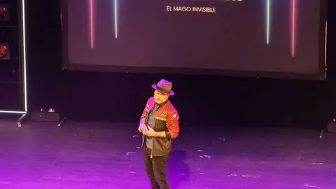 Un momento de la actuaci&oacute;n del Mago "invisible"