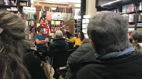 Pedro Sim&oacute;n en una firma de libros en Zamora. Imagen de archivo