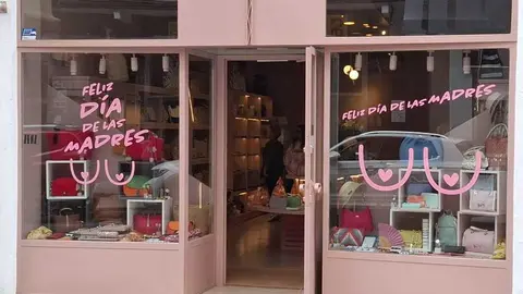 Comercio de Zamora adornado de rosa