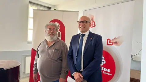 El director de C&aacute;ritas, a la derecha, con Pedro Jes&uacute;s