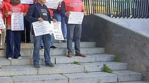 JOs&eacute; Manuel Ramos, de CCOO Educaci&oacute;n, en una concentraci&oacute;n frente a los Nuevos Ministerios