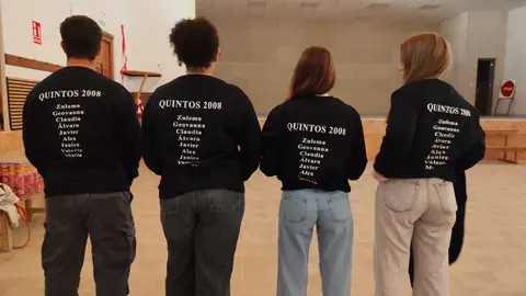 Los cuatro quintos muestran lsa camisetas con ls nombres de toda la quintada
