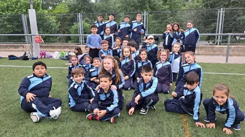 Alumnos del colegio celebrando los juegos en el parque