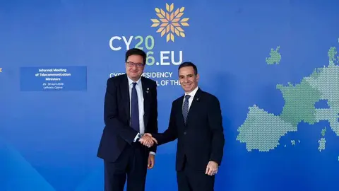 El ministro para la Transformaci&oacute;n Digital y para la Funci&oacute;n P&uacute;blica, &Oacute;scar L&oacute;pez, saluda a uno de sus hom&oacute;logos en la reuni&oacute;n informal de ministros de Telecomunicaciones de la Uni&oacute;n Europea